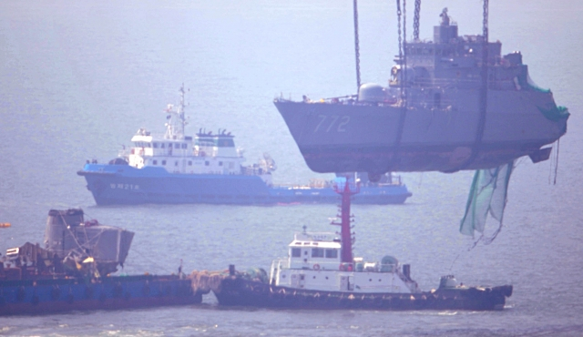 북한군에 피격돼 서해 백령도 해역에 침몰했던 해군 초계함 '천안함'이 2010년 4월15일 인양되고 있는 모습. / 사진=뉴시스