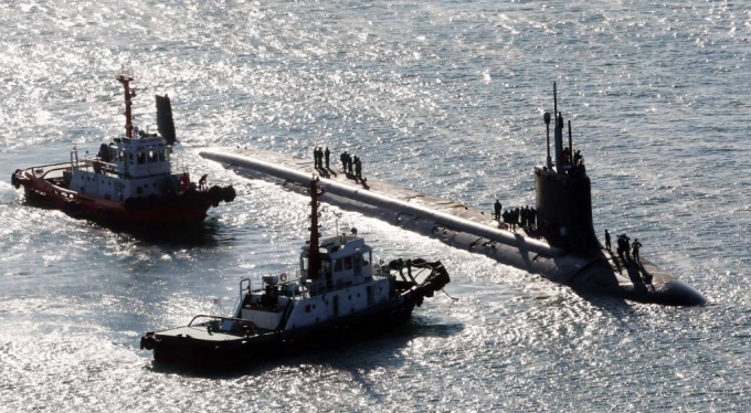 전문가들은 북한의 도발 등에 대응하기 위해선 우리 해군도 최소한 SSN(핵추진잠수함)을 건조해야 한다고 제언한다. 사진은 미국 해군 핵추진잠수함 '미주리함'(SSN-780·7800t급)이 지난해 12월 부산 남구 해군작전사령부 부산기지에 입항하고 있는 모습. / 사진=뉴시스