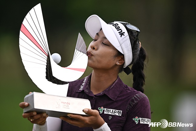 타와타나킷이 태국 촌부리의 시암CC 올드 코스(파72)에서 막을 내린 2024 미국여자프로골프(LPGA)투어 아시아 스윙 첫 대회인 혼다 타일랜드에서 우승을 차지하고 트로피에 입을 맞추고 있다. /AFPBBNews=뉴스1