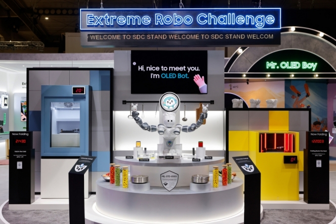 'MWC 2024' 삼성디스플레이 부스에서 로봇이 직접 패널의 내구성을 테스트하는 모습/사진제공=삼성디스플레이