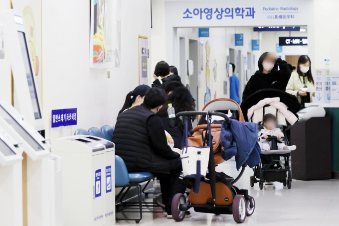 지난 21일 서울의 한 대학병원 소아청소년과에서 어린이 환자와 보호자가 진료를 기다리고 있다. /사진= 뉴스1