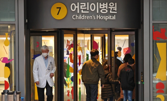 지난 19일 오전 서울 서대문구 연세 세브란스 어린이 병원으로 의료진과 어린이 가족이 드나들고 있다. /사진= 뉴스1