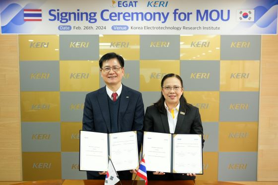 [사진1]김남균 한국전기연구원장(왼쪽)과 Jiraporn Sirikum 태국전력청장 직무대행이 전력기기 시험인증 상호협력 MoU를 26일 체결했다.