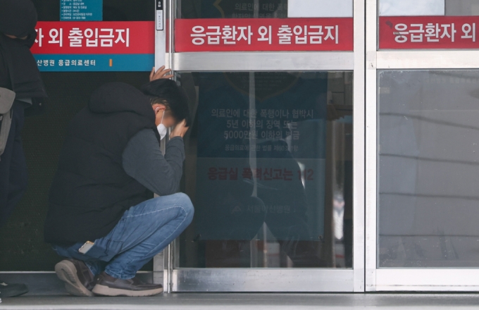  정부의 의과대학 증원에 반발한 전공의들이 집단 사직한지 일주일째인 26일 오전 서울 송파구 서울아산병원 응급의료센터를 찾은 한 시민이 대기하고 있다. /사진=뉴시스