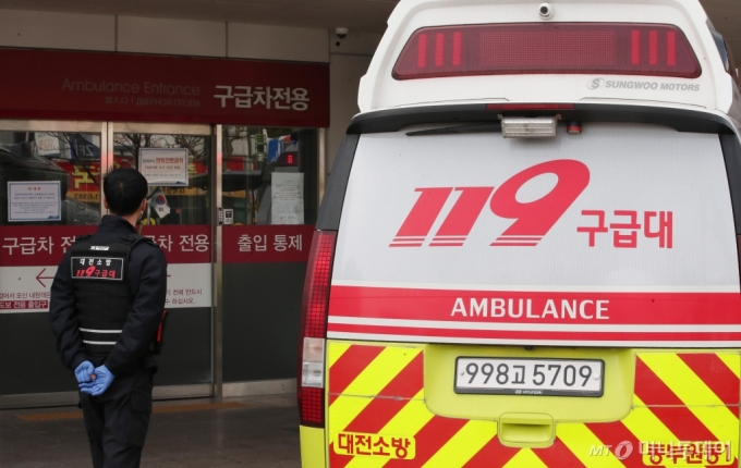 26일 대전 한 상급병원 응급의료센터에 앞에 119구급대원이 대기 중인 모습./사진=뉴스1