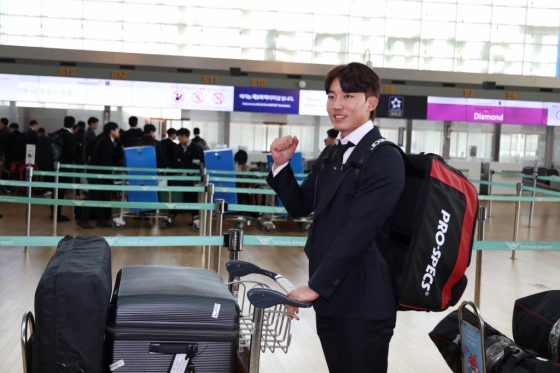 LG 김현종이 지난 1월 30일 인천국제공항을 통해 출국하기에 앞서 포즈를 취하고 있다. /사진=LG 트윈스 제공