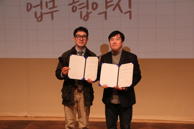 김효상 플티 대표(오른쪽)이 젊은연극제 집행위원회와 업무협약을 맺고 있다. /사진=플티 제공