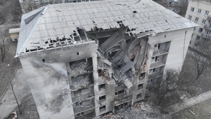 21일(현지시간) 우크라이나 동부 도네츠크 인근 지역의 주택이 러시아의 야간 공격을 받아 파괴됐다. 이 공격으로 어린이를 포함한 3명이 숨지고 주민들이 다쳤다. 2024.02.21  /AFPBBNews=뉴스1
