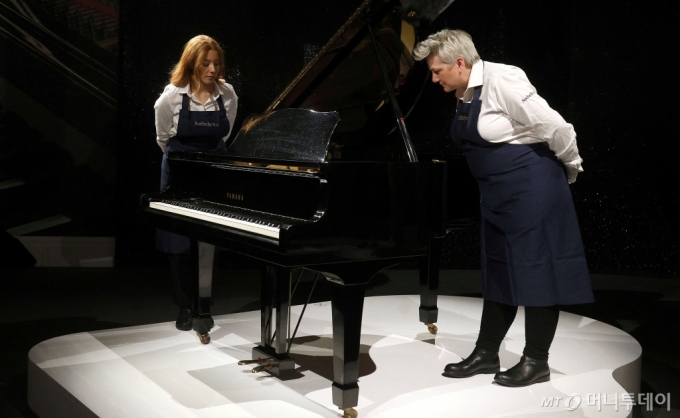 지난해 영국 런던의 소더비 갤러리 경매에 나온 프레디 머큐리의 피아노 모습. /2023.08.03. /로이터=뉴스1 