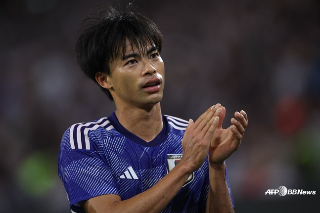팬들에게 박수를 보내는 미토마 카오루. /AFPBBNews=뉴스1