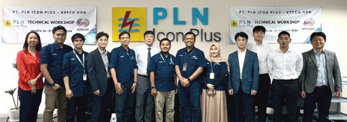 한전KDN과 인도네시아 PLN-Icon Plus 기술 워크숍 참석자들이 기념촬영을 하고 있다. /사진제공=한전KDN