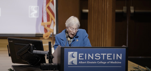 루스 고테스만 여사가 학비 면제를 발표하는 모습./사진=유튜브 채널 'Albert Einstein College of Medicine' 