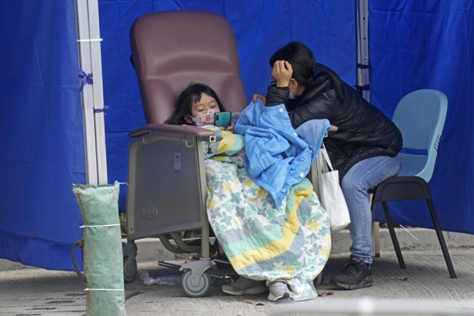 코로나19 창궐 당시 한 홍콩인 모녀가 검사를 위해 대기하고 있다./로이터=뉴스1