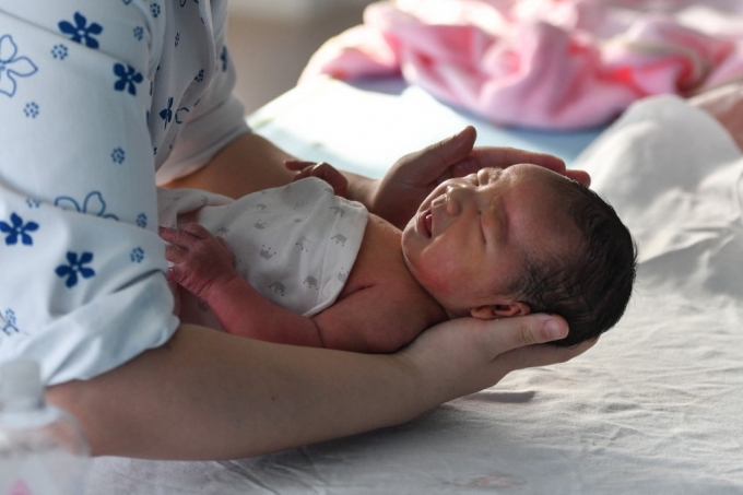 지난해 1월 중국 안후이성의 한 병원에서 간호사가 갓난아이를 돌보고 있다. /AFPBBNews=뉴스1