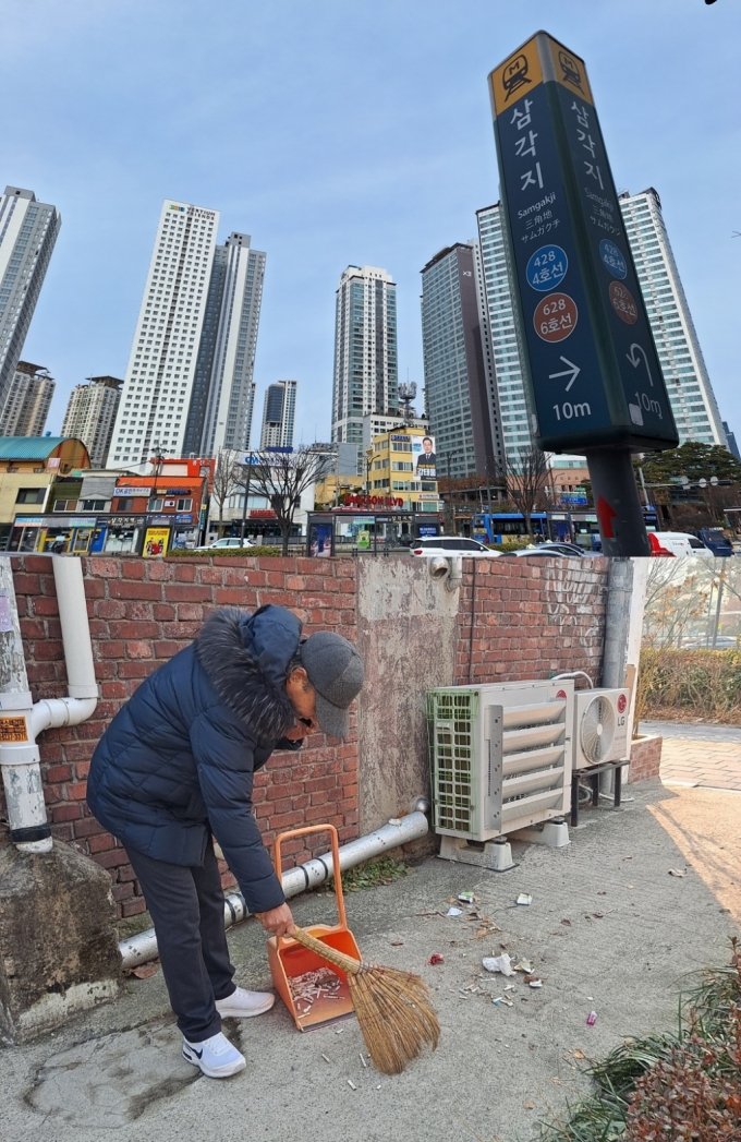 27일 서울 용산구 삼각지역 근처에는 아파트가 몰려있다. 인근 주택가에 사는 주민들은 매일 담배꽁초와 전쟁 중이다. /사진=김지은 기자, 독자제공