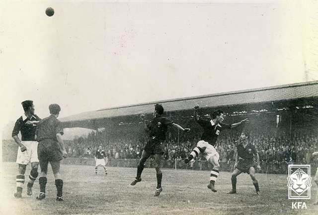 한국 축구가 처음으로 태극마크를 달고 참가한 1948년 런던 올림픽 멕시코와 경기 모습. /사진=대한축구협회