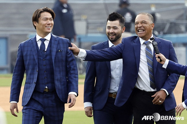 LA 다저스 투수 야마모토 요시노부(왼쪽)가 입단식 때 다저스타디움에서 데이브 로버츠 감독(오른쪽)과 장난을 치고 있다. /AFPBBNews=뉴스1