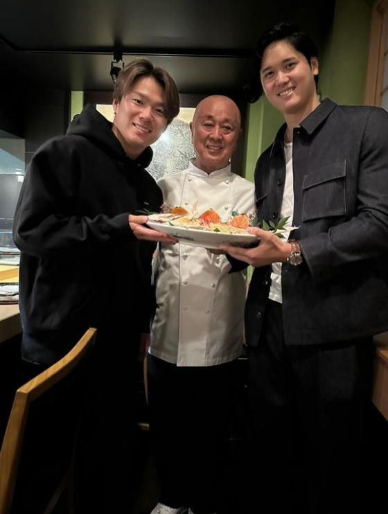 야마모토 요시노부(왼쪽)의 LA 다저스 입단 후 오타니 쇼헤이(오른쪽)과 함께 일본 쉐프가 운영하는 일식집을 방문해 함께 기념촬영을 하고 있다. /사진=노부 마츠히사 SNS