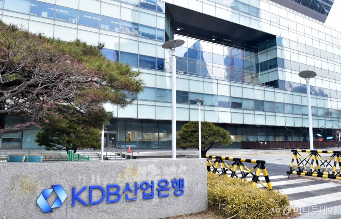 KDB산업은행이 5000억원 규모로 조성되는 '글로벌공급망 대응펀드' 위탁운용사 선정 서류심사에서 6개사가 통과했다고 29일 밝혔다.