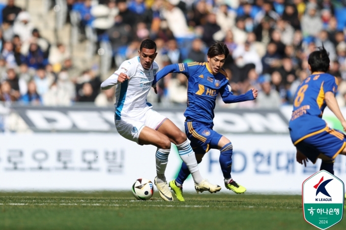 조르지(왼쪽)를 견제하는 아타루(오른쪽). /사진제공=한국프로축구연맹