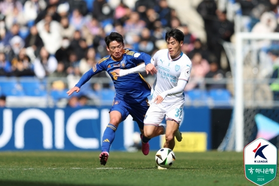 김민우(왼쪽)가 홍윤상을 막아서고 있다. /사진제공=한국프로축구연맹