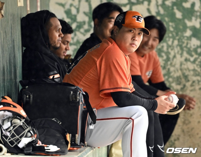 한화 류현진이 1일 일본 오키나와 고친다 야구장에서 비를 바라보며 앉아있다.