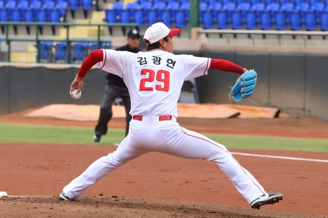 김광현이 1일 대만 자이현에 위치한 자이시립야구장에서 열린 푸방 가디언스와 연습 경기에서 공을 던지고 있다. /사진=SSG 랜더스