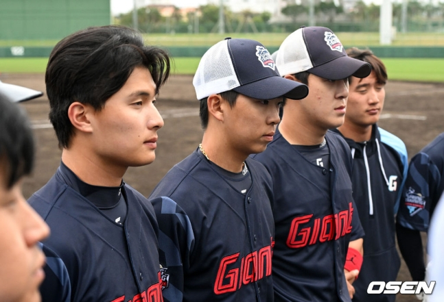 윤동희(왼쪽 2번째)를 포함한 롯데 선수단이 25일 지바 롯데와 경기 종료 후 미팅을 갖고 있다.