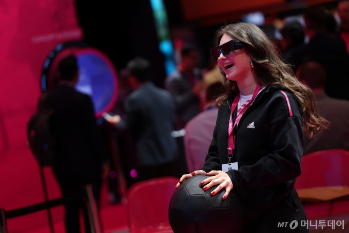 지난달 28일 오전(현지시간) 스페인 바르셀로나 피라 그란 비아에서 열린 세계 최대 이동통신 전시회 MWC 2024 전시장에 마련된 도이치텔레콤 부스에서 관람객이 3D 안경을 쓰고 축구 게임을 하고 있다. /사진=뉴스1