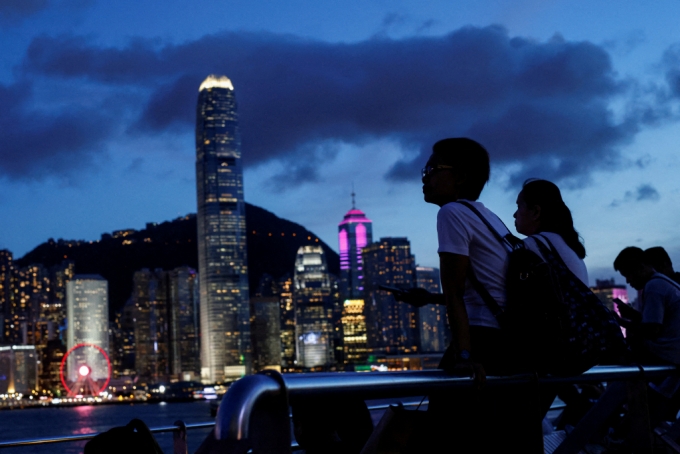 홍콩 빅토리아 항구 인근 산책로를 걷는 시민들. 2023.06.28.  /로이터=뉴스1