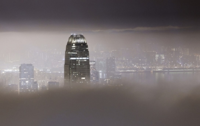 홍콩 국제금융센터(IFC) 건물이 안개에 가려져 있다. /로이터=뉴스1