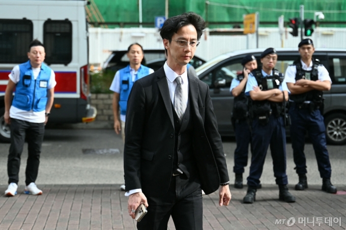 홍콩 민주화 운동가 리키 오가 지난해 11월 29일 민주진영 인사 47명에 대한 국가보안법 관련 재판의 최종 변론이 시작된 구룡 치안법원에 도착하고 있다. /AFPBBNews=뉴스1