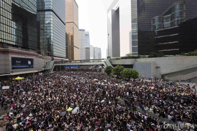 지난 2014년 중국 전국인민대표대회(전인대)가 마련한 2017년 홍콩 행정장관 선거안에 반대하는 시위자들이 금융지구인 센트럴로 향하는 도로를 점거하고 있다. 홍콩 당시 시민들은 완전 직선제를 요구하며 도심점거 시위에 나섰다. 그러나 10여년이 지난 현재 중국 국가보안법이 시행되면서 과거와 같은 대규모 민주화 시위는 요원해졌다./AFPBBNews=뉴스1