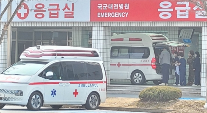 대전 유성구 자운대에 위치한 국군대전병원 응급실 앞에 환자가 도착한 모습. / 사진=김인한 기자