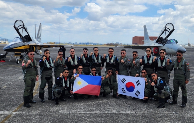 필리핀 에어쇼에서 블랙이글스와 FA-50PH가 우정비행을 실시하고 기념 촬영을 하고 있다./사진제공=KAI