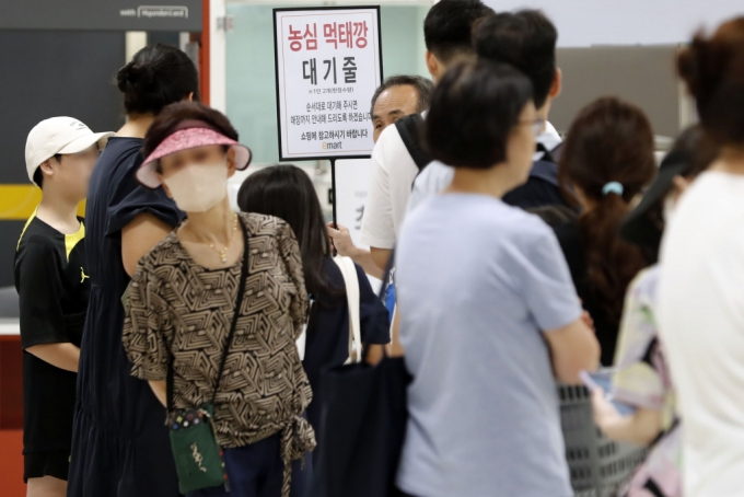 서울 이마트 용산점에서 시민들이 최근 품귀 현상을 빚고 있는 과자 먹태깡을 줄을 서서 구매하고 있다./사진=뉴시스