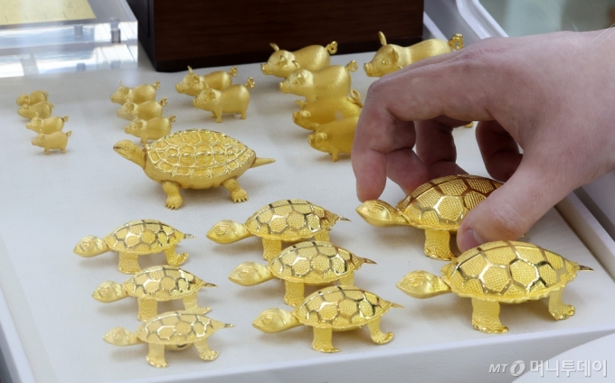 금 선물가격이 온스당 2100달러를 넘어선 지난 5일 서울 종로구 한국금거래소에서 직원이 금 제품을 정리하고 있다. /사진=뉴스1