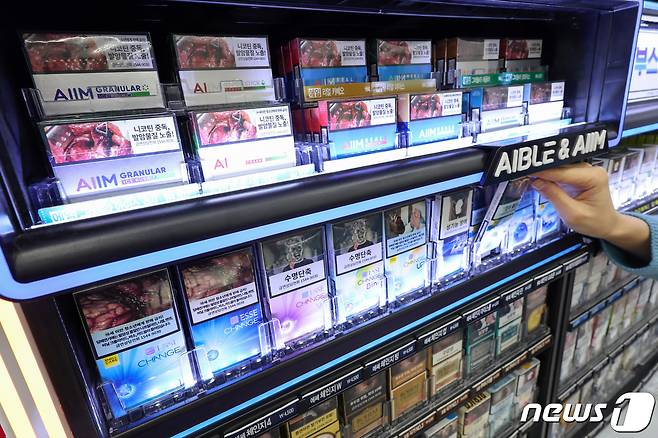 서울의 한 편의점에서 담배가 판매되고 있다./뉴스1 