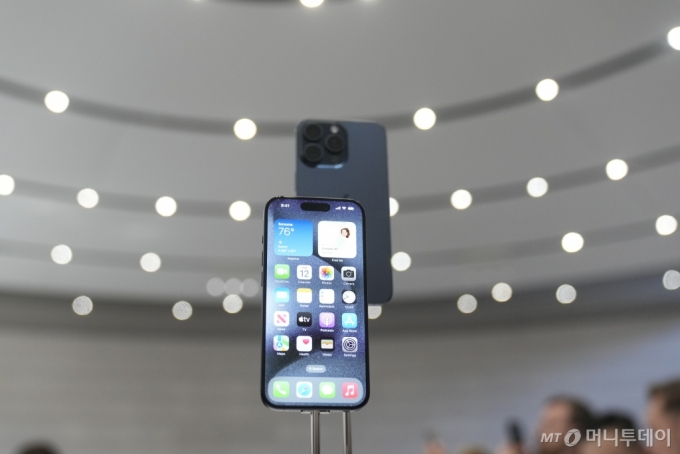 The iPhone 15 Pro is displayed during an announcement of new products on the Apple campus, Tuesday, Sept. 12, 2023, in Cupertino, Calif. (AP Photo/Jeff Chiu) /사진=뉴시스