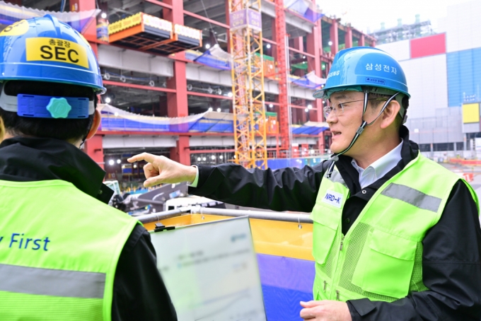 2023년 10월 19일(목) 삼성전자 기흥캠퍼스를 찾은 이재용 회장이 차세대 반도체 R&D 단지 건설 현장을 점검하고 있다./사진제공=삼성전자