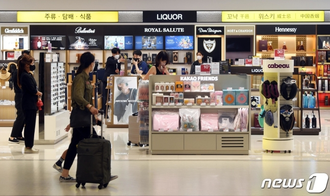 **기사와 무관한 사진. 서울 강서구 김포공항 국제선 청사에서 승객이 면세점을 이용하고 있다. /사진=뉴스1