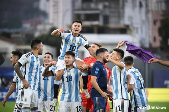 아르헨티나 U-23 선수들이 승리를 만끽하고 있다. /AFPBBNews=뉴스1