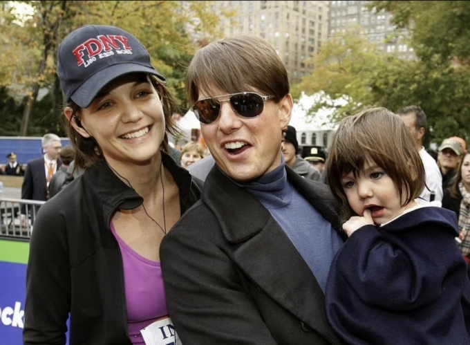 톰 크루즈(가운데)와 케이티 홈즈(왼쪽) 사이에서 낳은 수리 크루즈(오른쪽)의 2007년 모습