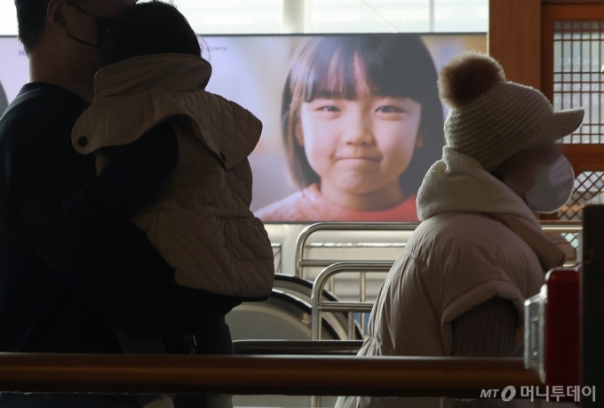 지난 1월 12일 서울 중구 서울역에서 한 아이와 부모가 이동하고 있다/뉴스1 /사진=(서울=뉴스1) 이동해 기자
