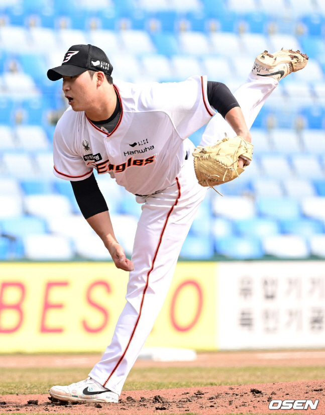 한화 이글스 김민우가 7일 청백전에서 홈팀 2번째 투수로 등판해 역투하고 있다.