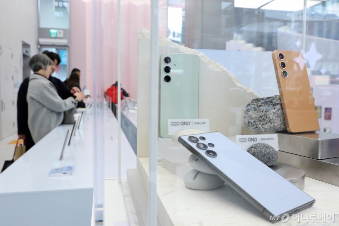 서울 강남구 삼성 강남 스토어에서 고객들이 삼성전자의 최신 플래그십 스마트폰 갤럭시S24 시리즈를 살펴보고 있다.  /사진=뉴스1