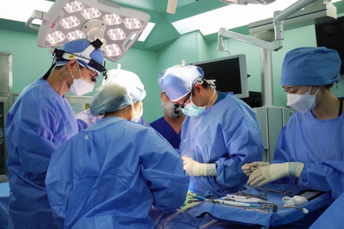 남인철 인천성모병원 교수(오른쪽에서 두번째) 등 의료진이 동종 성체줄기세포 기반 3D 바이오프린팅 인공 기관 이식 수술을 하는 모습. /사진제공=가톨릭대학