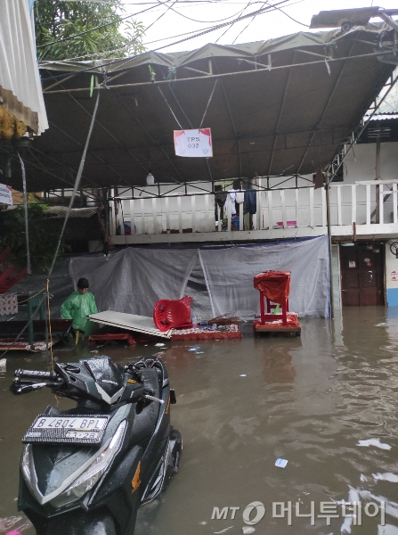 지난달 14일(현지시간) 대통령 선거가 치러지는 인도네시아 자카르타의 한 투표소가 폭우로 인한 홍수에 침수된 모습. /사진=뉴스1 /사진=(자카르타 로이터=뉴스1) 박재하 기자