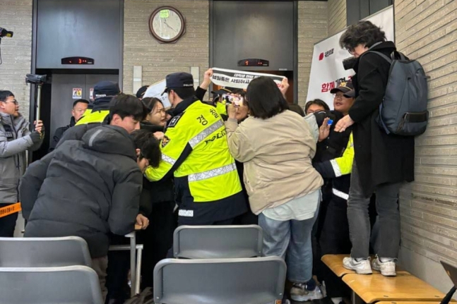 한국대학생진보연합(대진연) 관계자들이 9일 오전 서울 여의도 국민의힘 당사에  난입해 경찰이 제지하고 있다. 2024.3.9./사진제공=국민의힘