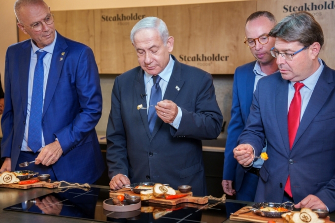 지난해 4월 스테이크홀더 본사를 방문한 베냐민 네타냐후 이스라엘 총리가 스테이크홀더에서 만든 배양육을 시식하고 있다. /사진=스테이크홀더